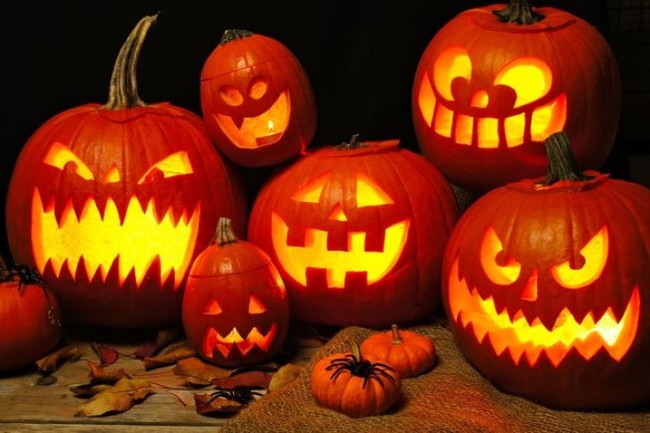 Bí ngô khắc mặt quỷ - biểu tượng đặc trưng của Halloween