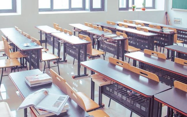 Tả cái bàn học ở lớp