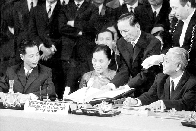 Bộ trưởng Ngoại giao Chính phủ Cách mạng lâm thời Cộng hòa miền Nam Việt Nam Nguyễn Thị Bình ký Hiệp định Chấm dứt chiến tranh, lập lại hòa bình ở Việt Nam.