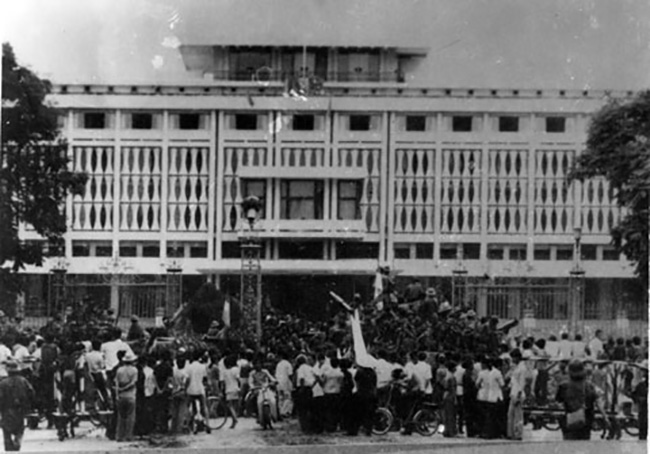 Quân và dân ta tiến vào Dinh Độc lập được giải phóng lúc 10h45 phút ngày 30-4-1975