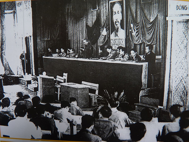 Chủ tịch Hồ Chí Minh đọc Báo cáo chính trị tại Đại hội đại biểu toàn quốc lần thứ II của Đảng