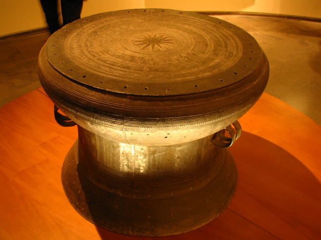 Tả đồ vật trong viện bảo tàng: trống đồng Đông Sơn