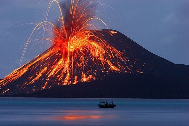 Núi lửa thuộc vành đai lửa Thái Bình Dương phun trào dung nham