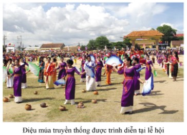 Bức ảnh cho thấy hoạt động nào của lễ hội dân gian đặc sắc của dân tộc Chăm