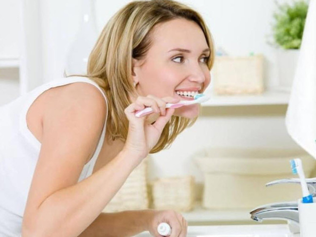 Đánh răng đúng cách 2 lần/1 ngày để chăm sóc sức khỏe răng miệng