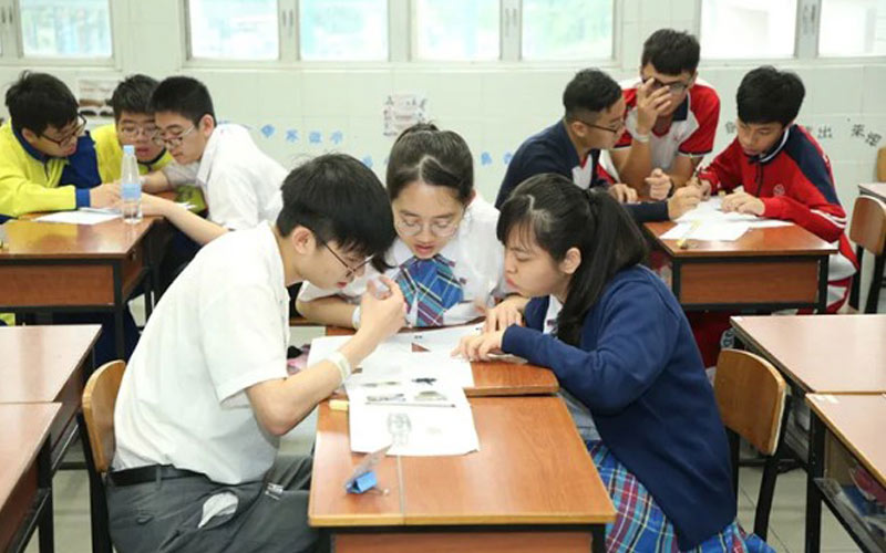 Học sinh thảo luận lời giải trong buổi học nhóm để hiểu bài nhanh hơn