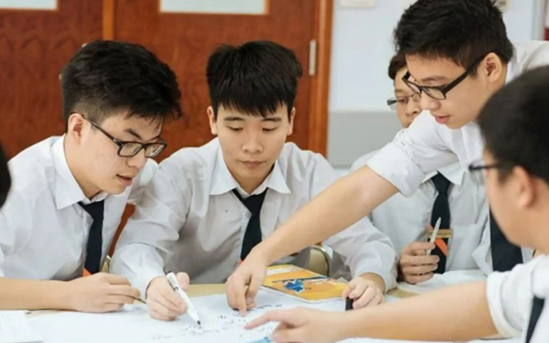 Học sinh xem lại lịch sử câu hỏi đã lưu trên FQA để chuẩn bị cho kỳ thi