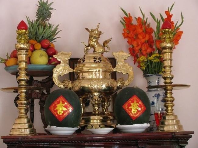 Không nên bày hoa giả, trái cây giả lên bàn thờ