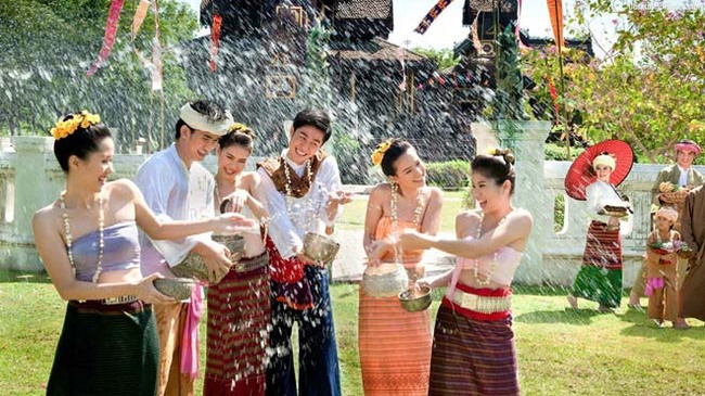 Lễ hội té nước ở Campuchia ngày Tết nguyên đán