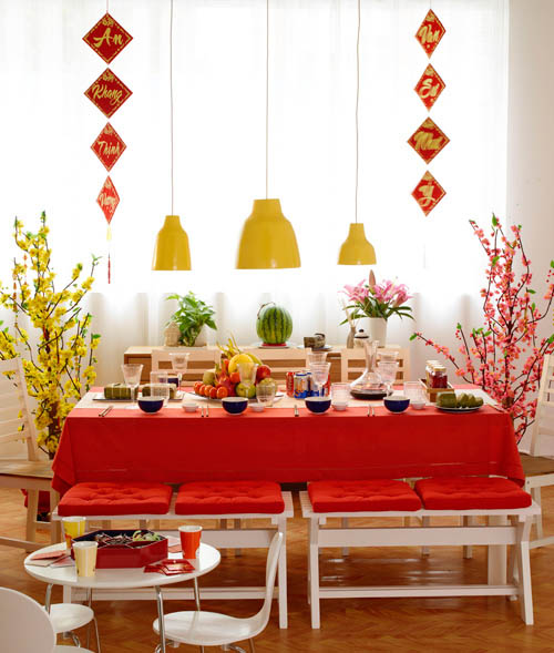 Phòng ăn cũng nên trang trí bằng gam màu đỏ ngày Tết Nguyên đán