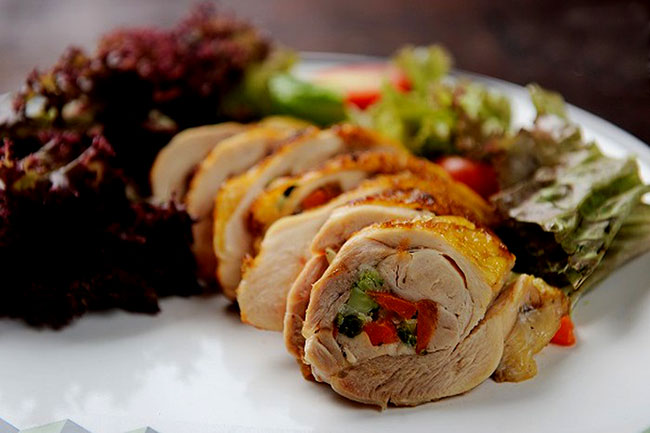 Cách trình bày món gà nhồi ngũ sắc s 5