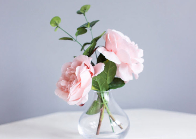 10 mẫu cắm hoa hồng kiểu tối giản mà đẹp tinh tế ảnh 8